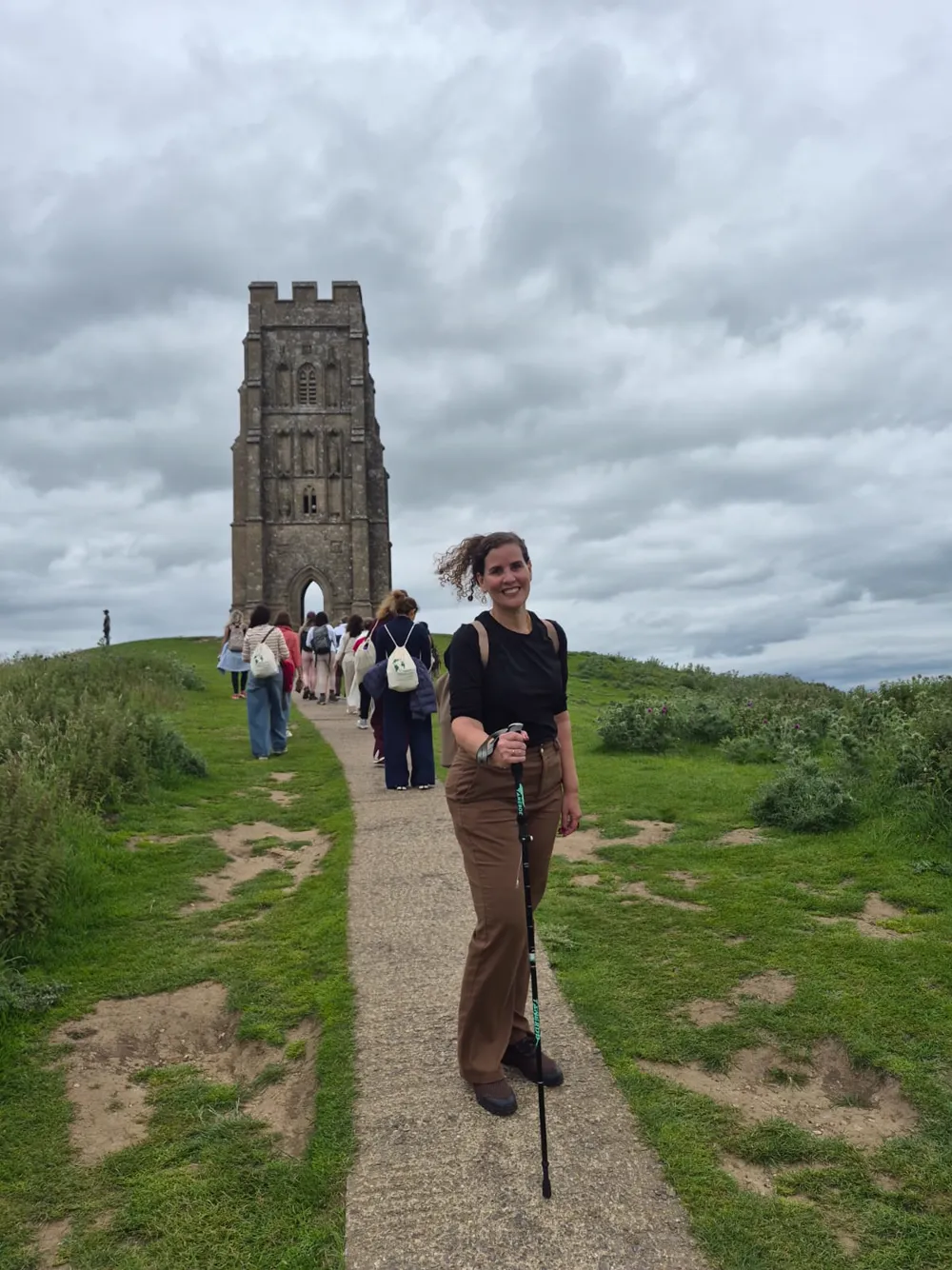 Hérica na trilha que sobe à torre da Tor de Glastonbury
